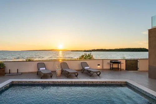 Sea Gem - beachfront villa with heated pool, Privlaka
