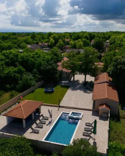 Stunning Villa for 10 people with large heated pool-50m2, jacuzzi and gym - by TA Leut Agency