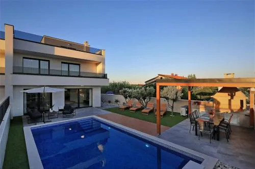 Villa Lela - Heated Pool, Sauna, BBQ, Activities