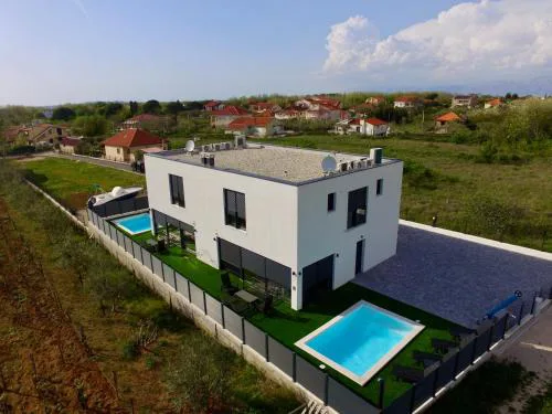 Villa T & V