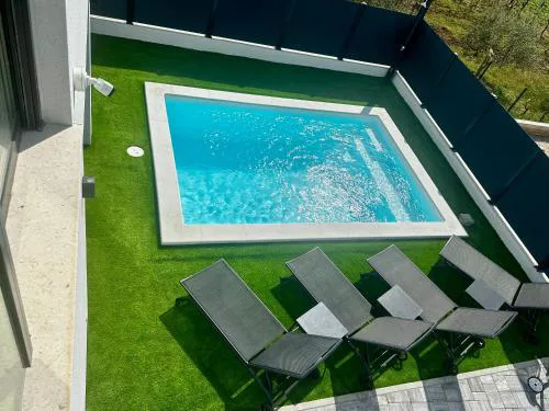 Villa V, ROOMS WITH PRIVATE BATHROOM, SHARED KITCHEN, LIVING ROOM AND GARDEN WITH POOL, Privlaka, Zadar