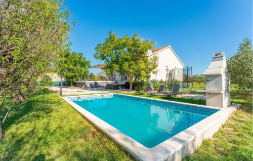 Cozy Home In Prkos With Jacuzzi
