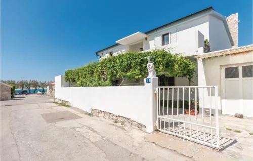 Two-Bedroom Apartment In Razanac