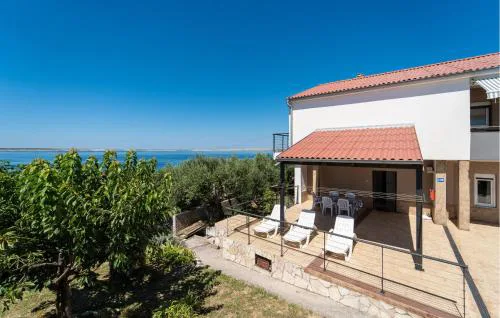 2 Bedroom Lovely Apartment In Rtina