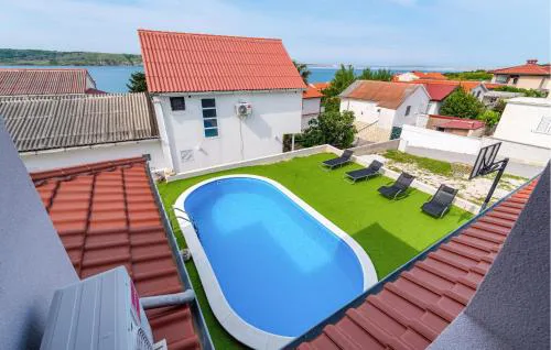 Beautiful Apartment In Rtina With Wifi