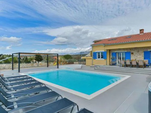RE with pool and spa Comfortable holiday residence
