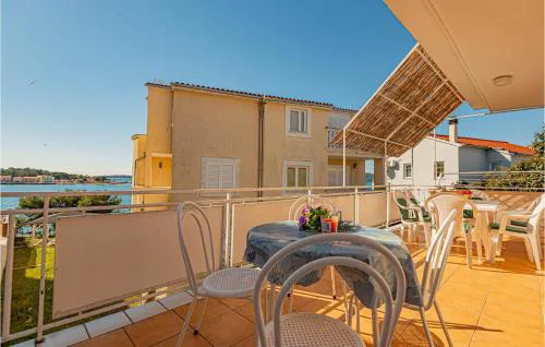 3 Bedroom Cozy Apartment In Brodarica