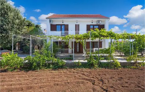 Lovely Apartment In Brodarica With Wifi