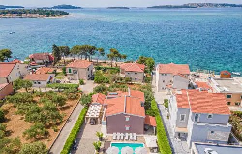 Lovely Home In Brodarica With Jacuzzi