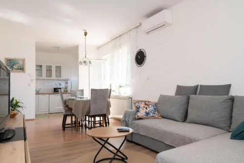 Spacious 2 Bedroom Apartment With Balcony - Happy Rentals