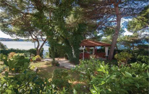 Three-Bedroom Apartment In Brodarica