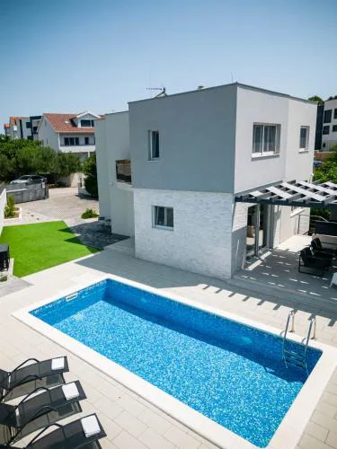Villa Lumaka Sun - Amazing Home In Brodarica with 4 Bedrooms, Wifi, Outdoor Swimming Pool and Heated Swimming Pool
