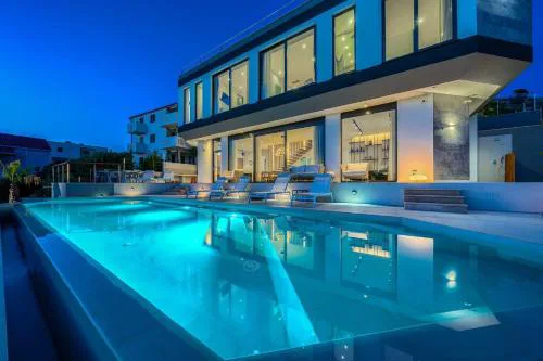 Villa Allina, 5-Bedroom Villa with Panoramic Views, Heated Pool