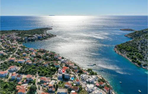 Ten-Bedroom Holiday Home In Razanj