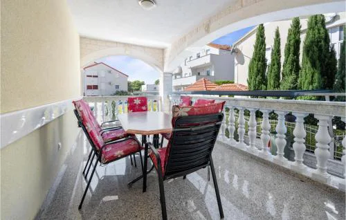 2 Bedroom Cozy Apartment In Vodice