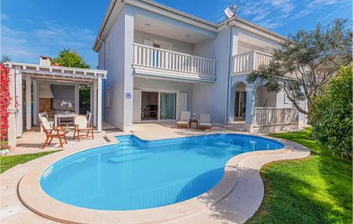 4 Bedroom Cozy Home In Vodice