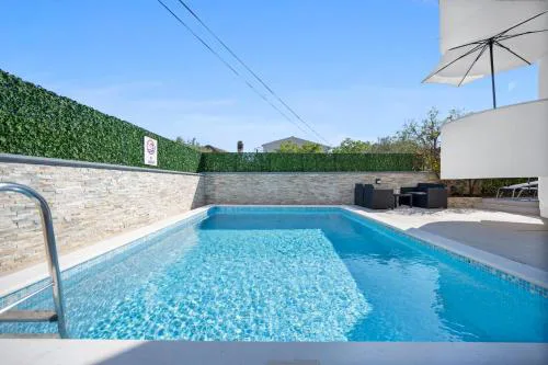 Aquarius Apartments - Beachside with Heated Pool