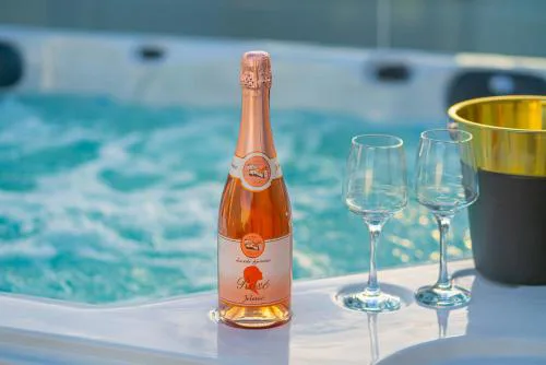 "Golden Sky" Baby Villa with Jacuzzi