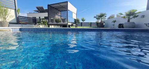 MEERBLICK DUPLEX POOL-VILLA REGIRMA DELUXE bis 8 Personen