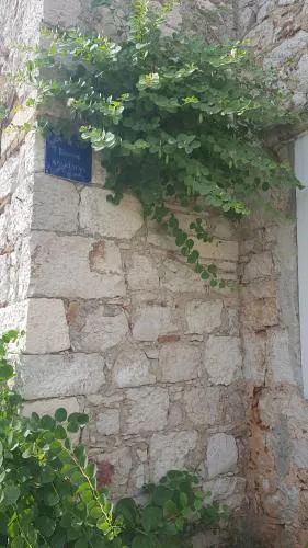 Stone house apartment in Zlarin centre