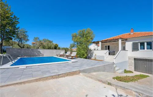 2 Bedroom Nice Home In Betina