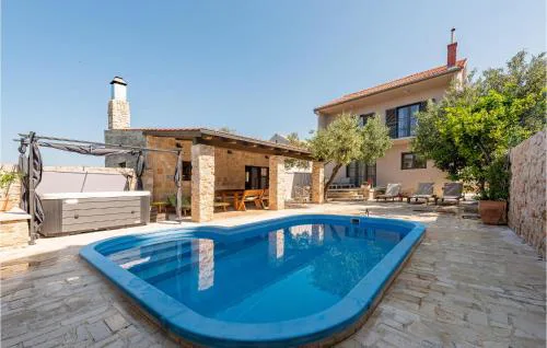 Awesome Home In Betina