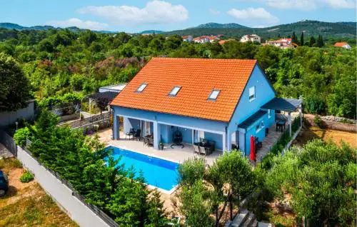 6 Bedroom Amazing Home In Bilice