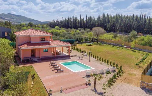 Four-Bedroom Holiday Home In Bilice