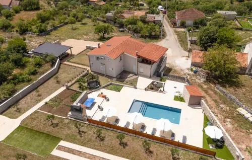 5 Bedroom Amazing Home In Bogatic