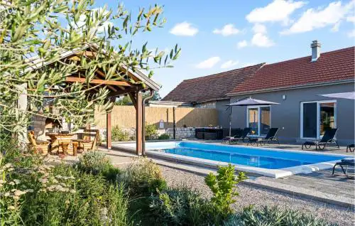 Gorgeous Home In Drinovci With Wifi