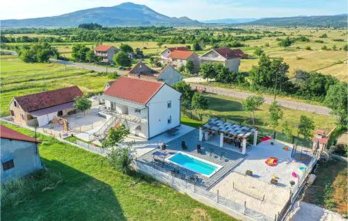 6 Bedroom Gorgeous Home In Drnis