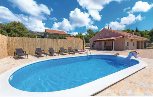 Three-Bedroom Holiday Home In Dubrava