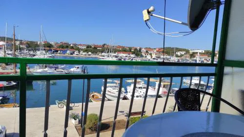 Apartments Lapov - first row to the sea