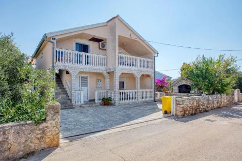 Apartments with parking space Jezera, Murter - 21148