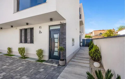 Beautiful Apartment In Jezera With Wifi