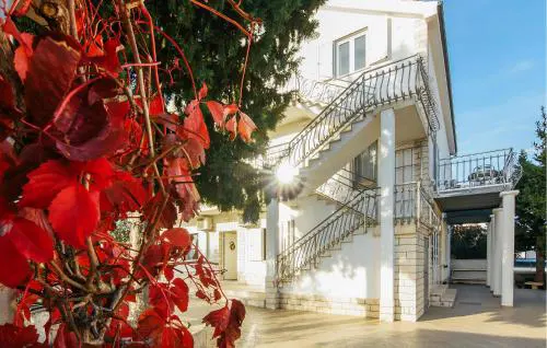 Cozy Apartment In Jezera With Wifi
