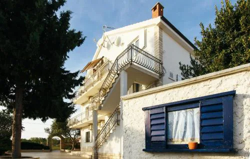 Lovely Apartment In Jezera With Wifi