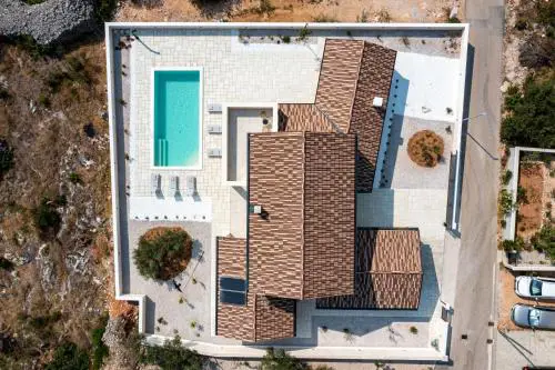 Villa Royal Stone with Pool, 350m from beach