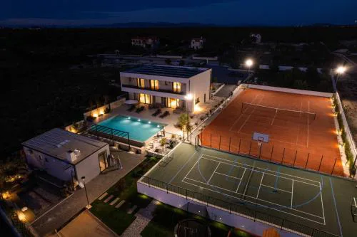 Villa Freedom with tennis court, infinity pool and sauna