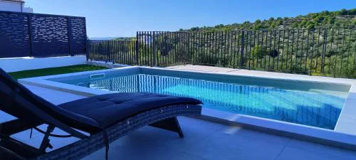 Apartman Retro with heated pool and gym for 8