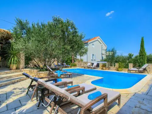 Apartment in Murter with Pool & Bubble Bath