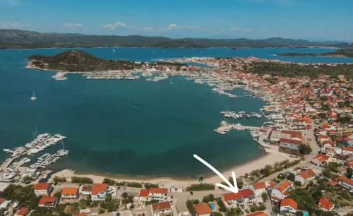 Beach apartment Ana - Wake up to the sea, balcony, terrace, garden & parking, Murter - Dalmatia