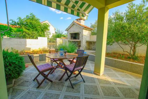 House with garden and Barbecue grill in Murter