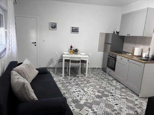 Apartment in Pirovac with balcony, air conditioning, Wi-Fi (4717-2)