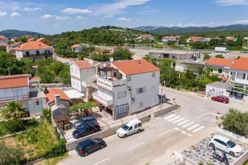 Apartments with parking space Pirovac, Sibenik - 21008