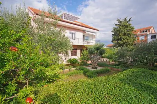 Apartments with parking space Pirovac, Sibenik - 23285