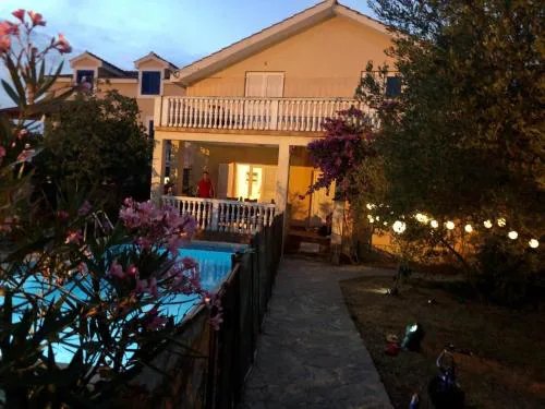 Family apartment with pool close to sea