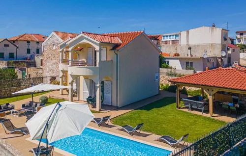 Stunning Home In Pirovac With Kitchen