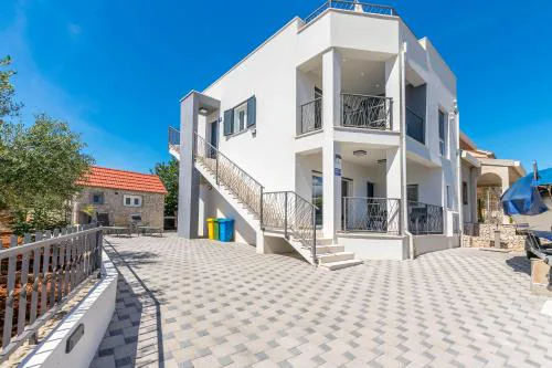 Apartments Lonamare