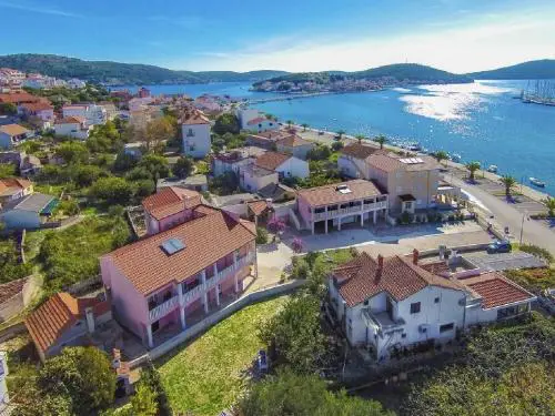 Apartments Tiho i Pave